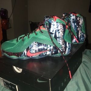 Lebron XII (GS) Christmas edition.